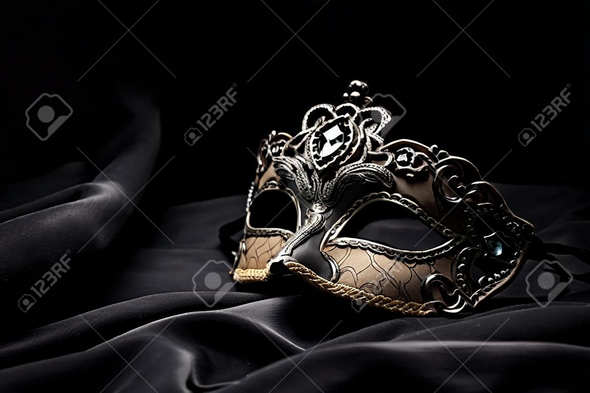 Máscara del carnaval de color marrón sobre fondo negro