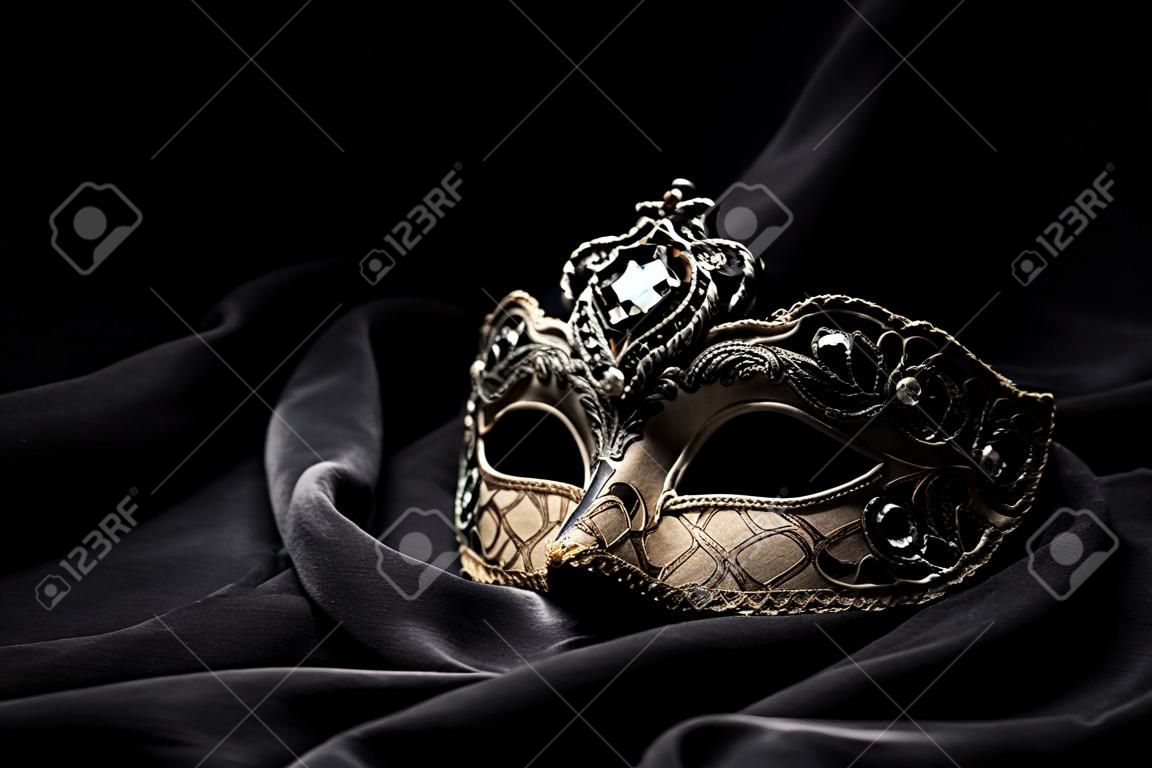 Brown Karneval Maske auf schwarzem Hintergrund