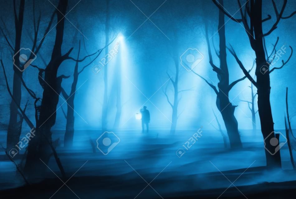 мужчина держит фонарь стоит в темном лесу с туманом, иллюстрации картины