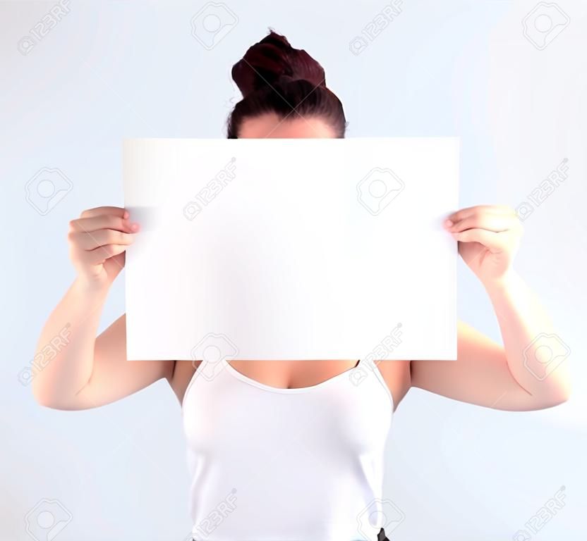 Young Casual Woman Holding a Blank Schild - Papier mit beiden Händen, auf hellgrauem Hintergrund Kein Gesicht isoliert dargestellt
