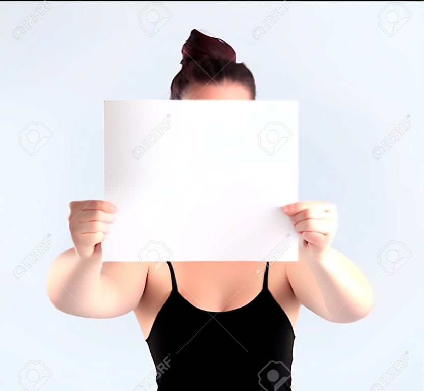 Young Casual Woman Holding a Blank Schild - Papier mit beiden Händen, auf hellgrauem Hintergrund Kein Gesicht isoliert dargestellt