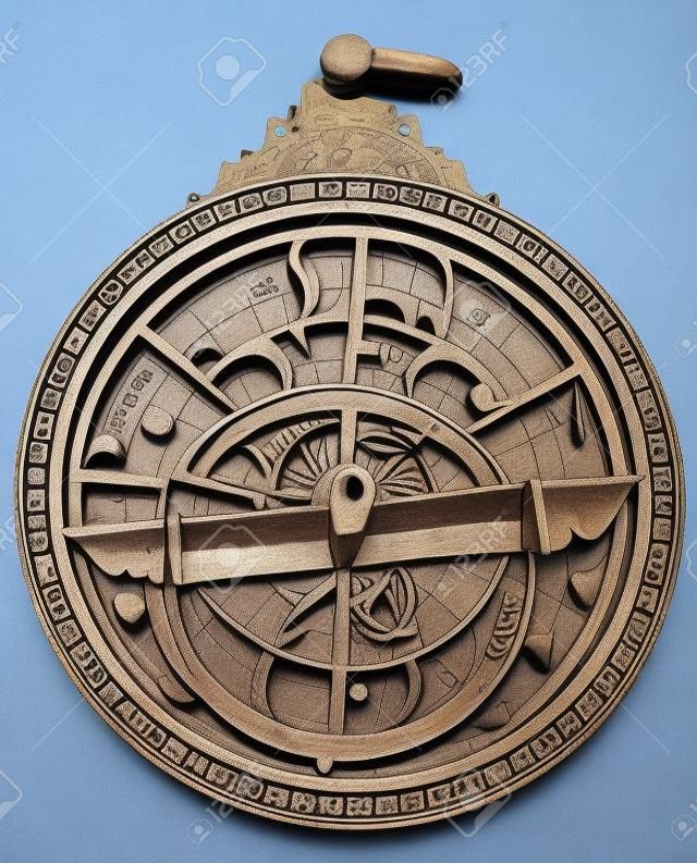 Astrolabio: antiguo dispositivo astronómico para determinar las coordenadas y la posición de los objetos celestes.