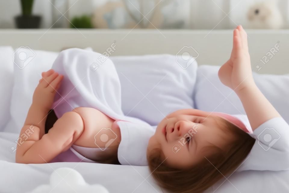Giovane bambina che si trova a letto a casa