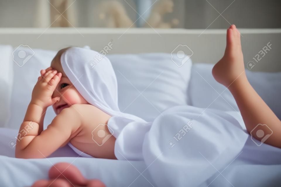 Молодая маленькая девочка, лежа в постели у себя дома