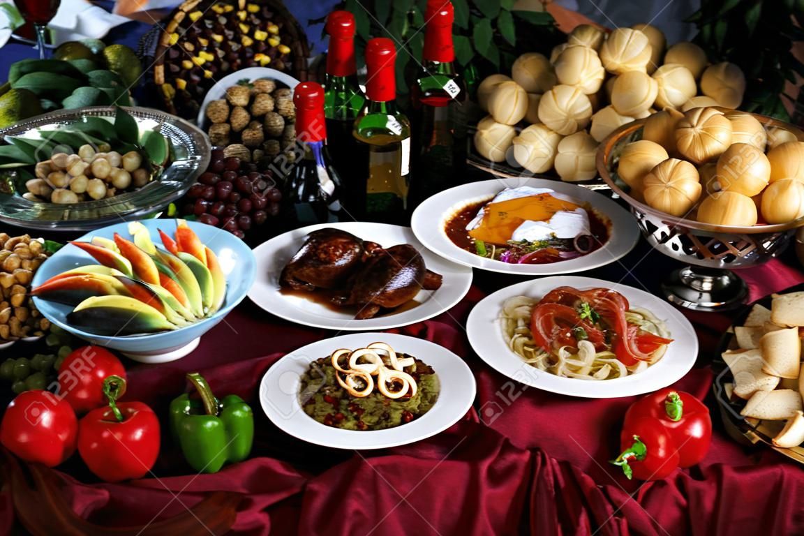 Bild von ein fest der verschiedenen Lebensmitteln auf eine dekorative Tabelle