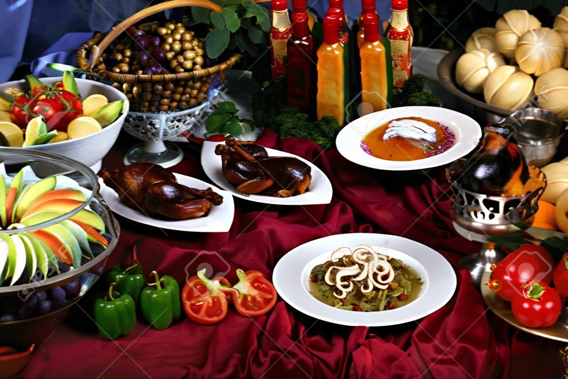 Bild von ein fest der verschiedenen Lebensmitteln auf eine dekorative Tabelle