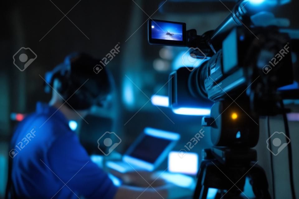 Die Dreharbeiten kreative Videoaufnahmen mit professionellen Videokamera in der Nacht
