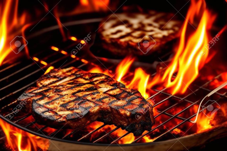Dois bifes de carne de florentina t-osso na grade com chamas.