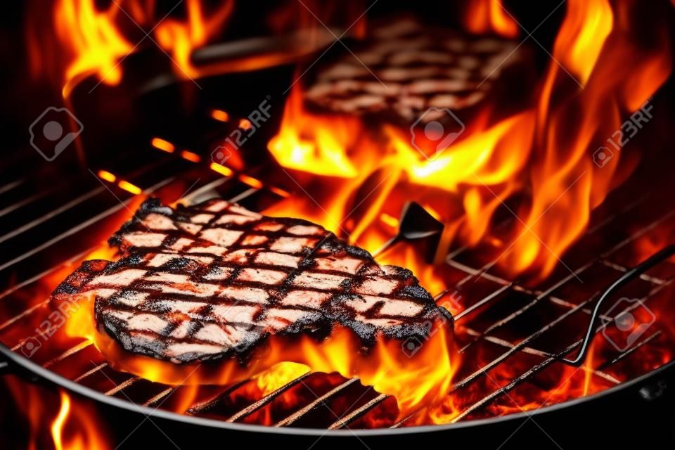 Due t-bone bistecche alla fiorentina di manzo alla griglia con le fiamme. tonica immagine