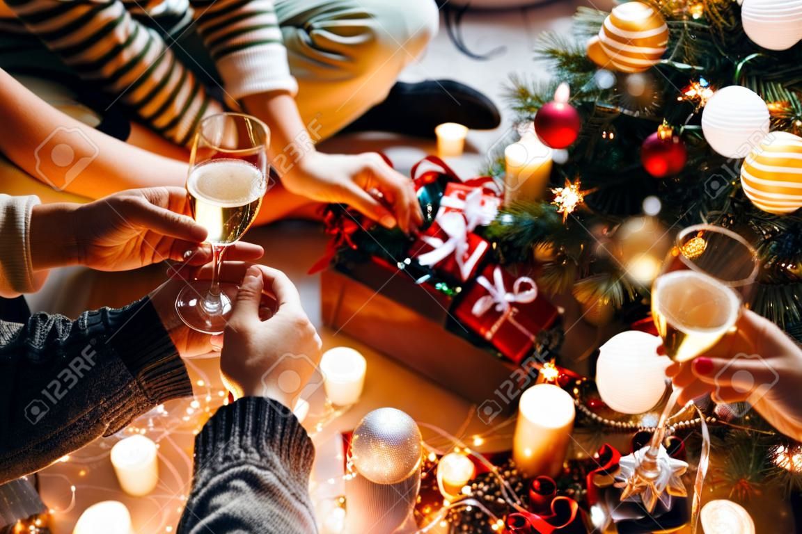 Capodanno e Natale con champagne davanti all'albero di Natale.