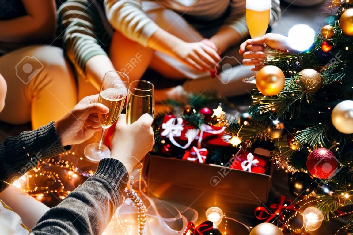 Nouvel an et fête de Noël avec champagne devant le sapin de Noël.