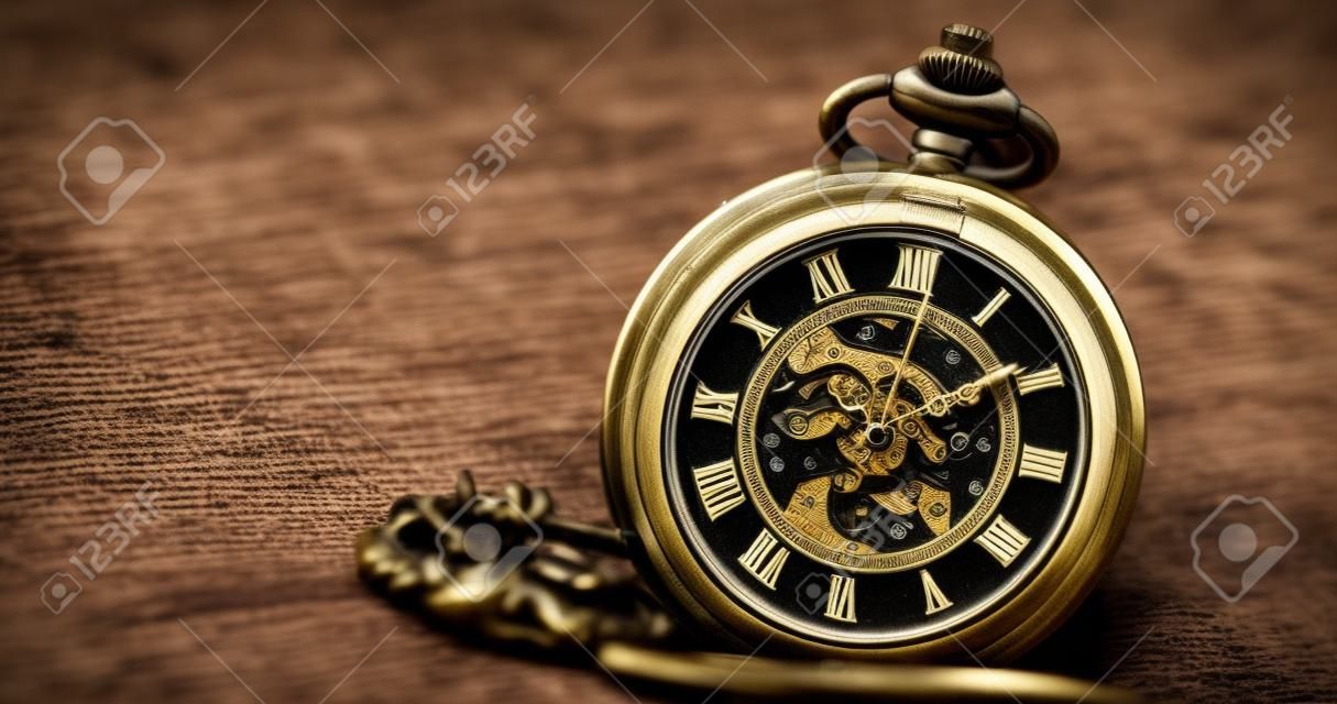 Antyczny stary zegarek kieszonkowy z bliska. vintage hipster zegar mierzący czas.