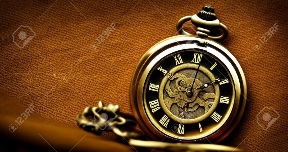 Vieux cadran de montre de poche antique en gros plan. Horloge hipster vintage mesurant le temps.