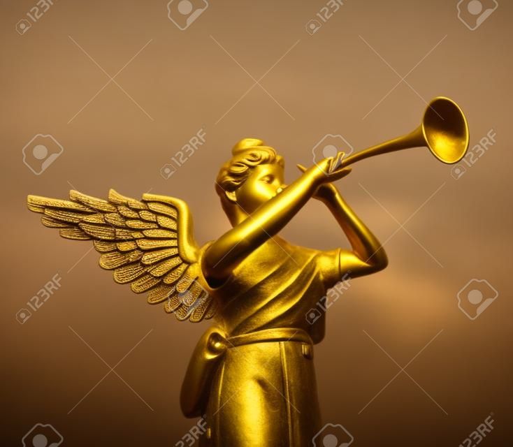 Skulptur von Engel bläst goldenen Horn