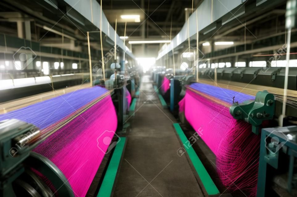 Produktionslinie für Industriestoffe. Webstühle in einer Textilfabrik