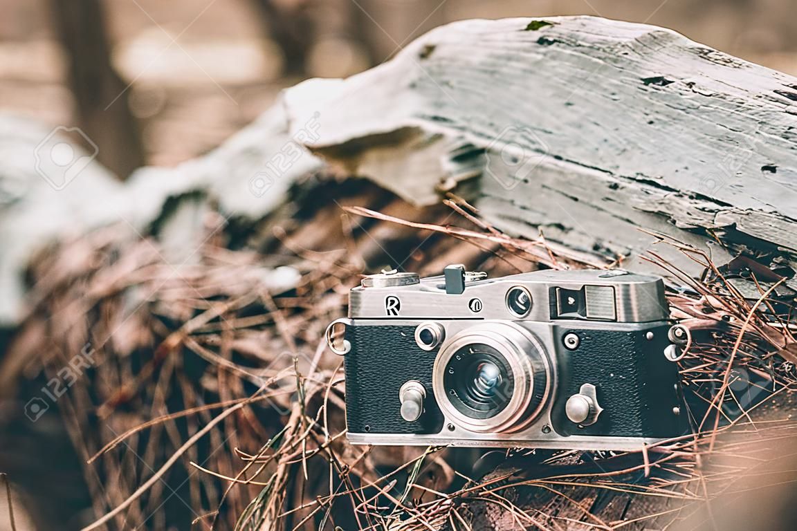 Vecchia fotocamera vintage a telemetro di piccolo formato, anni '50-'60.