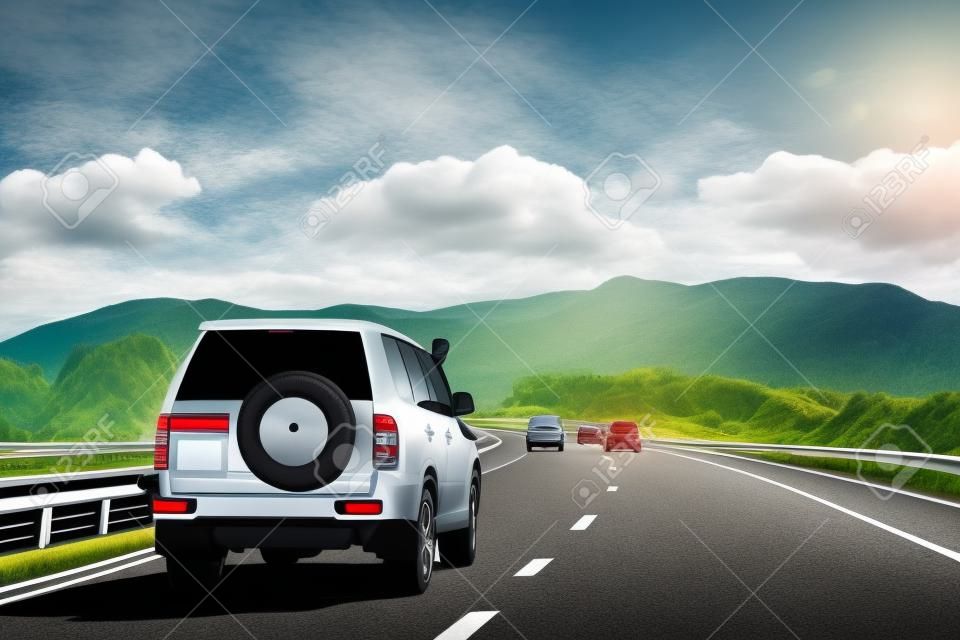Samochód Suv jazdy autostradą autostradą autostradą z krajobrazem gór na tle. koncepcja podróży auto podróży.