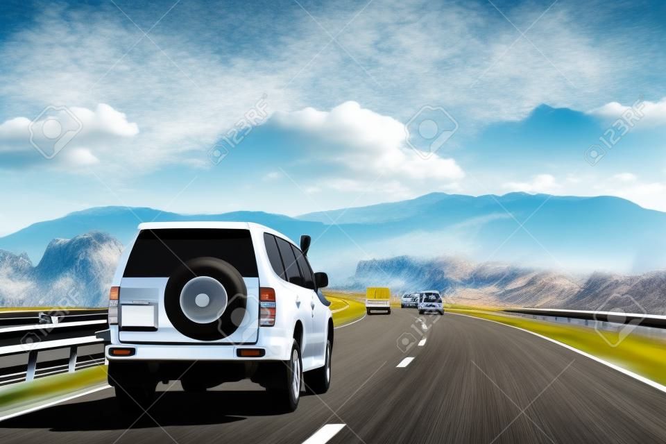 Samochód Suv jazdy autostradą autostradą autostradą z krajobrazem gór na tle. koncepcja podróży auto podróży.