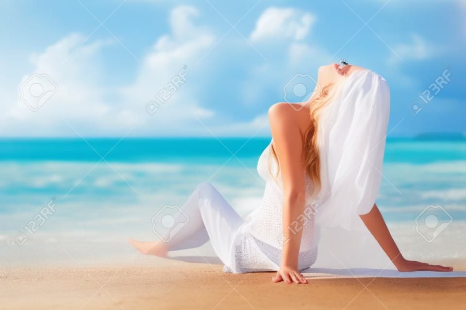Frau am Strand entspannen
