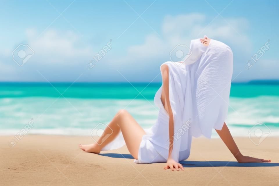 해변에서 편안한 여자