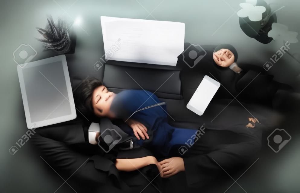 Femme dormant au bureau