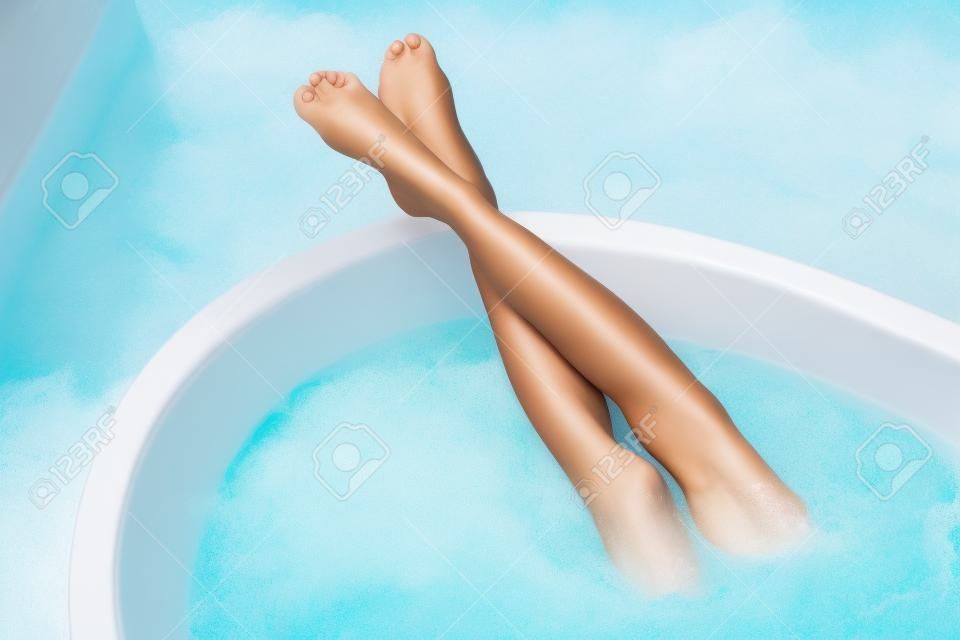 목욕탕에서 아름다운 여성 다리