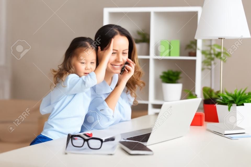 Mamá adicta al trabajo está demasiado ocupada en el trabajo e ignora a su hijo