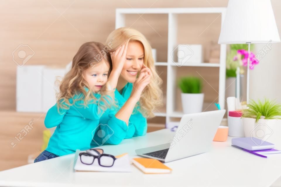 Workaholic Mutter zu beschäftigt bei der Arbeit und ignoriert ihr Kind