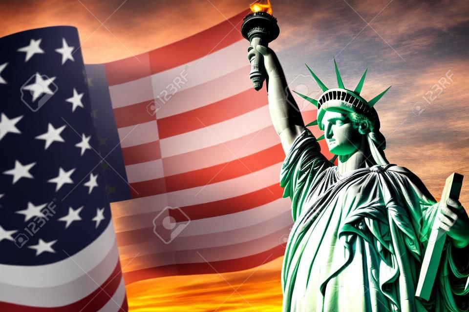 自由の女神USA。ニューヨークのLibertyEnlighteningWorld。夕日の背景にアメリカの国旗を振っています。アメリカの独立に捧げられた記念碑。アメリカ合衆国のシンボル。の写真素材・画像素材  Image 182552126