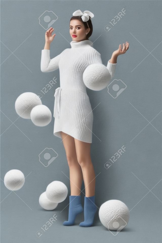 Cadono Matasse donna sorpresa in jersey di lana lavorato a maglia con le sfere bianche di filato