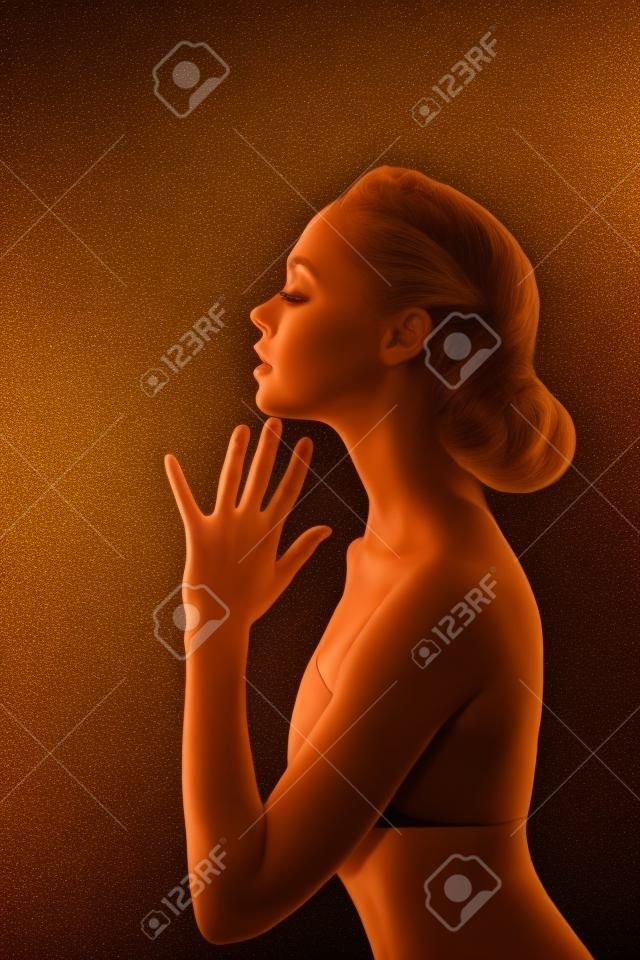 Femme avec Golden corps sur fond noir