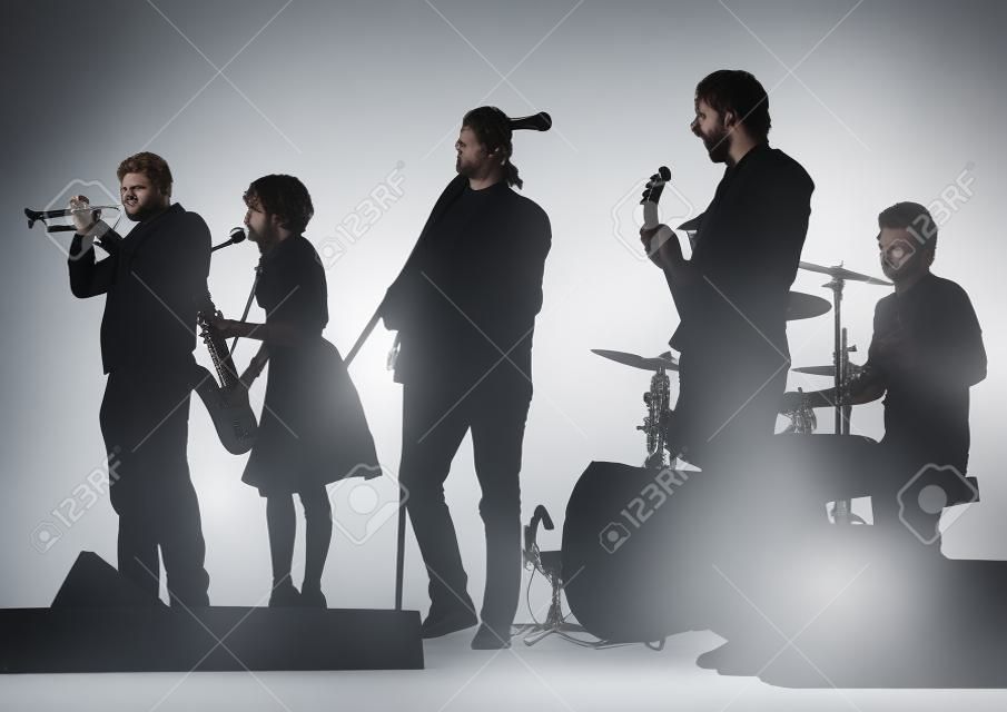 Gruppen und Sänger der Rock-Band auf weißem Hintergrund