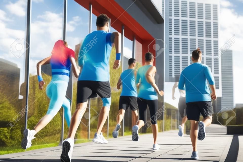 屋外の歩道で運動しながらジョギングスポーツ服を着た人の完全な長さの背面図