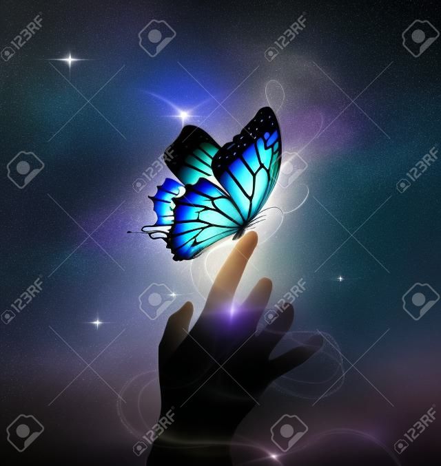 Petite main avec papillon fantastique par une nuit étoilée. Manipulation de photo. Rendu 3D.