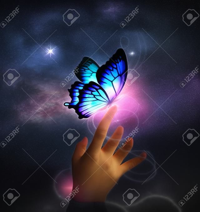 Petite main avec papillon fantastique par une nuit étoilée. Manipulation de photo. Rendu 3D.