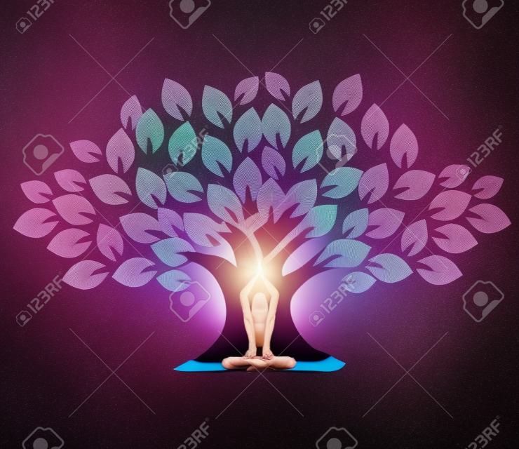 Женщина в позе йоги перед деревом
