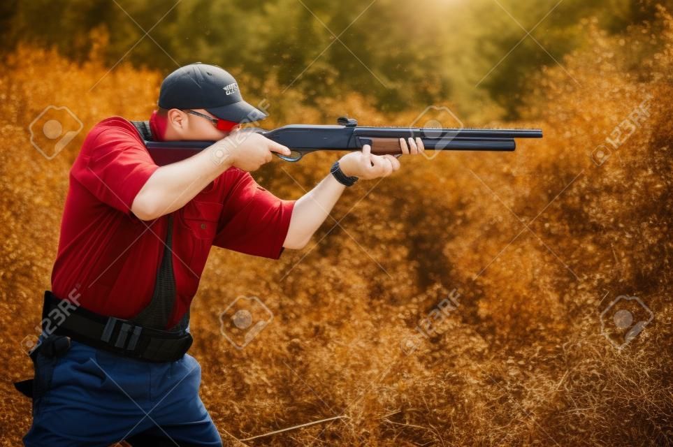 Uomo in Shotgun Training Tiro, Outdoor Poligono di tiro