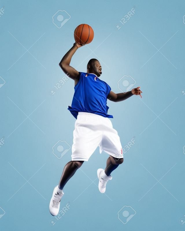 白い背景に隔離された行動中のバスケットボール選手