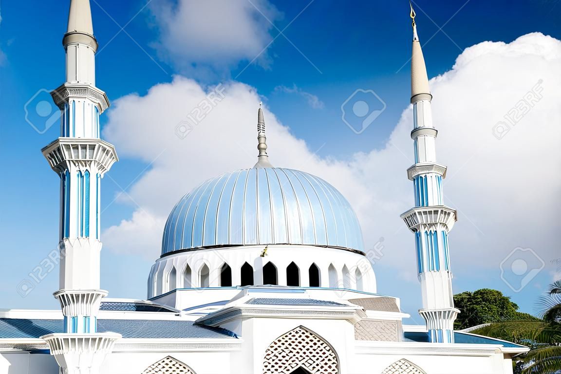 Widok pięknego publicznego meczetu sułtana ahmada szacha z niebieską kopułą w kuantanpahang w malezji