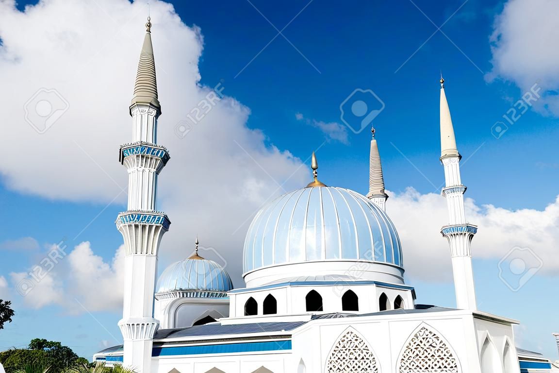 말레이시아 쿠안탄파항에 위치한 파란색 돔이 있는 아름다운 술탄 아흐마드 샤 공공 모스크의 전망