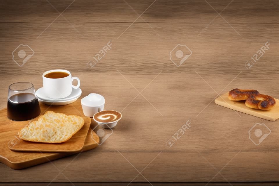 Zestaw śniadaniowego jedzenia lub piekarni i kawy na tle kuchni stołowej. gotowanie i jedzenie ze zdrowym, porannym stylem życia. widok z góry