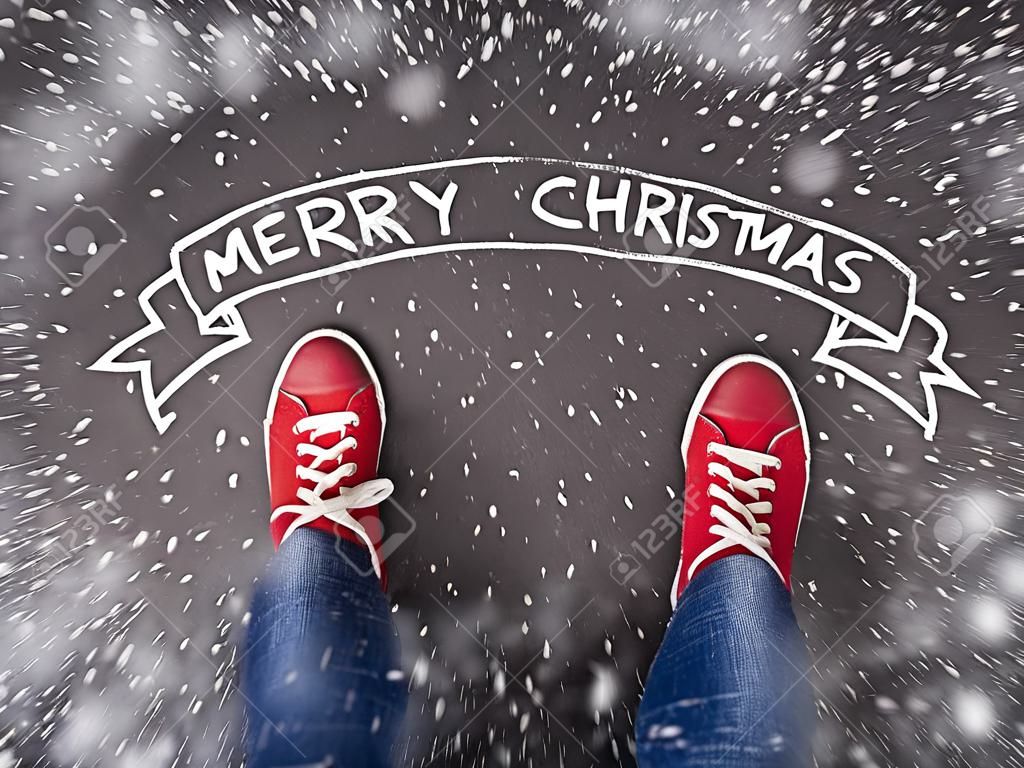 Christmas concept avec des chaussures rouges et craie blanche