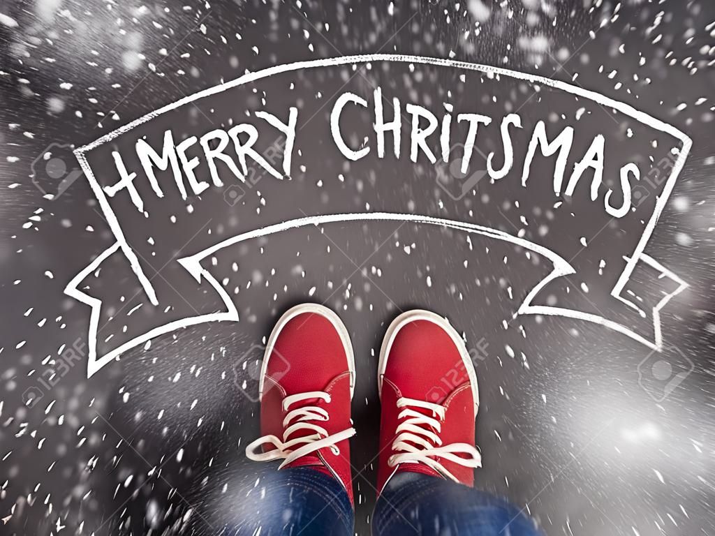 Concetto di Natale con le scarpe rosse e bianco gesso