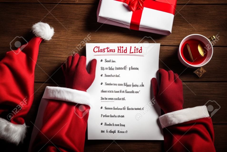Papá Noel que sostiene una lista de deseos y de leerlo