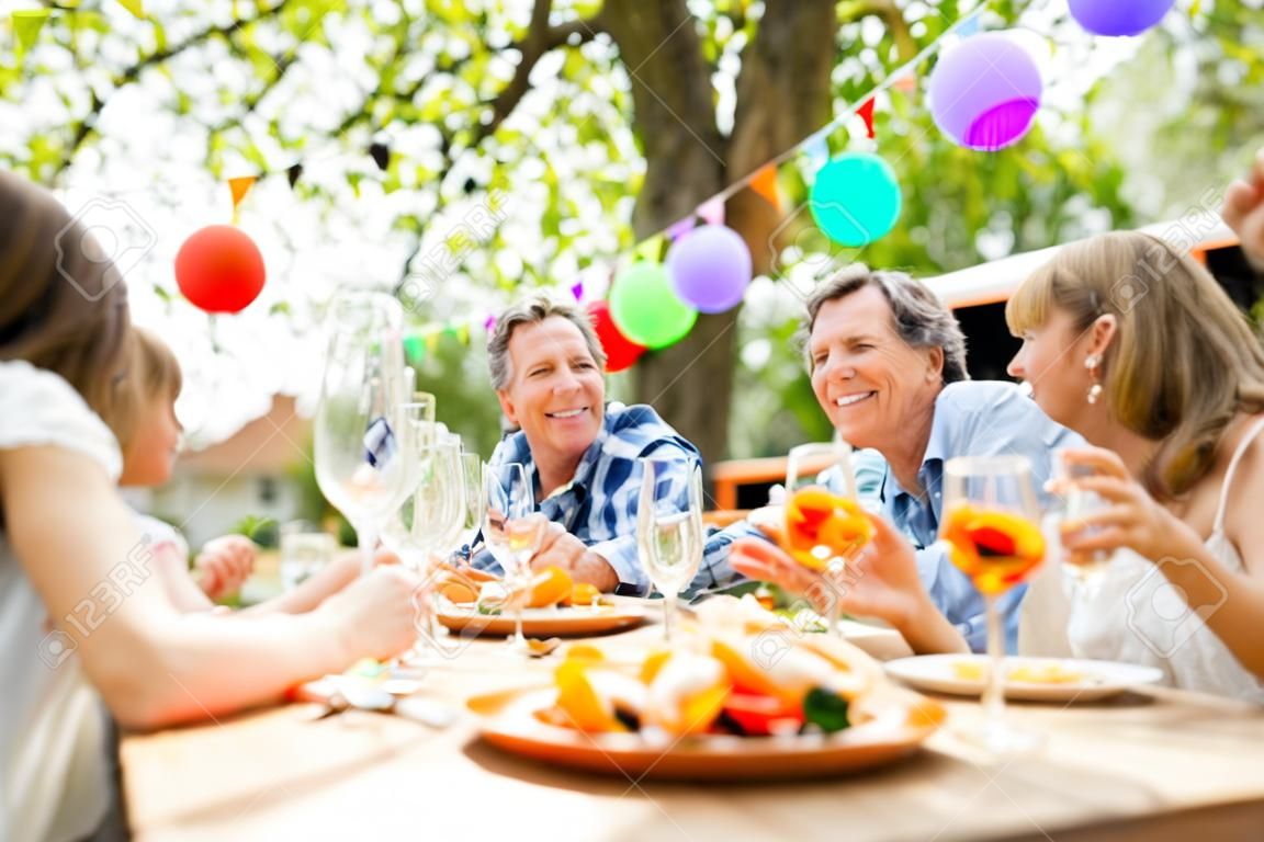 Familie Feier oder eine Gartenparty außerhalb im Hinterhof