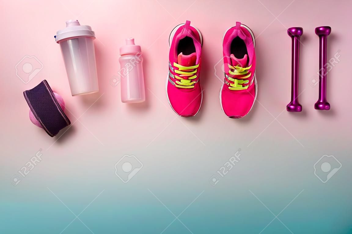 Eine Studioaufnahme von Laufschuhen und anderen Sportgeräten auf farbigem Hintergrund.
