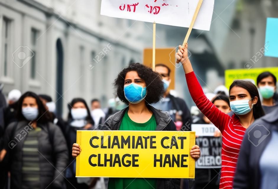 Personas con pancartas y carteles en huelga mundial por el cambio climático.