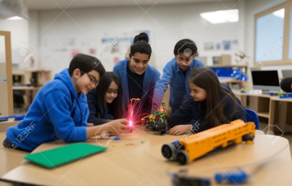 로봇 교실에서 전기 장난감과 로봇을 만들고 프로그래밍하는 학생 그룹