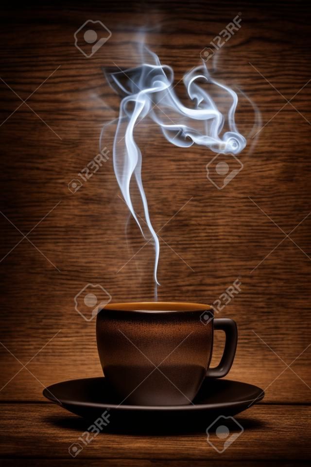 咖啡與女人狀的深色木質背景煙霧杯