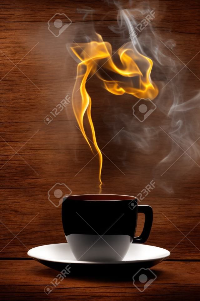 Copo de café com fumaça em forma de mulher no fundo de madeira escura